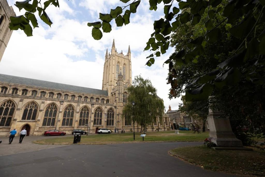 Bury St. Edmunds Central Medieval Grid Unique Home With Gated Parking מראה חיצוני תמונה